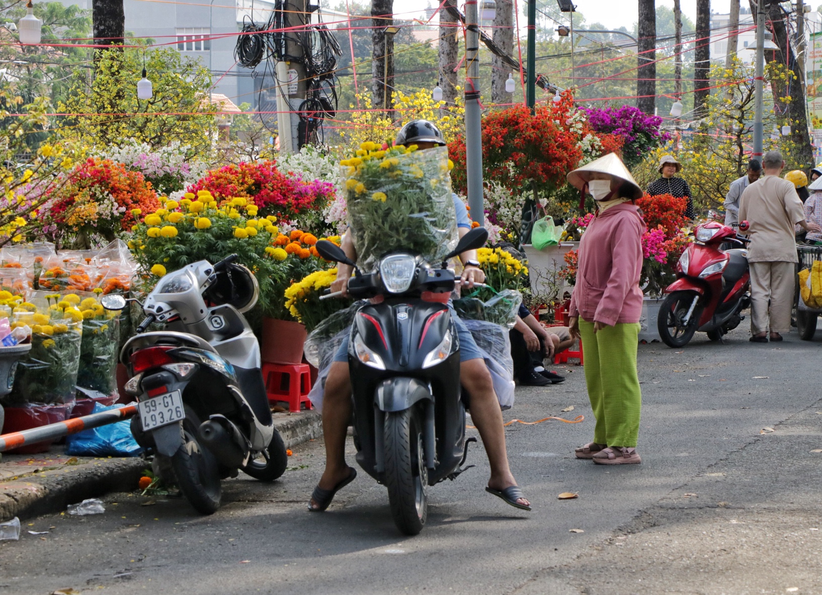 Khóc cười bán hoa tết ở TP.HCM: 'Giao thừa, thà đập bỏ hơn bán giá rẻ mạt!'- Ảnh 5.