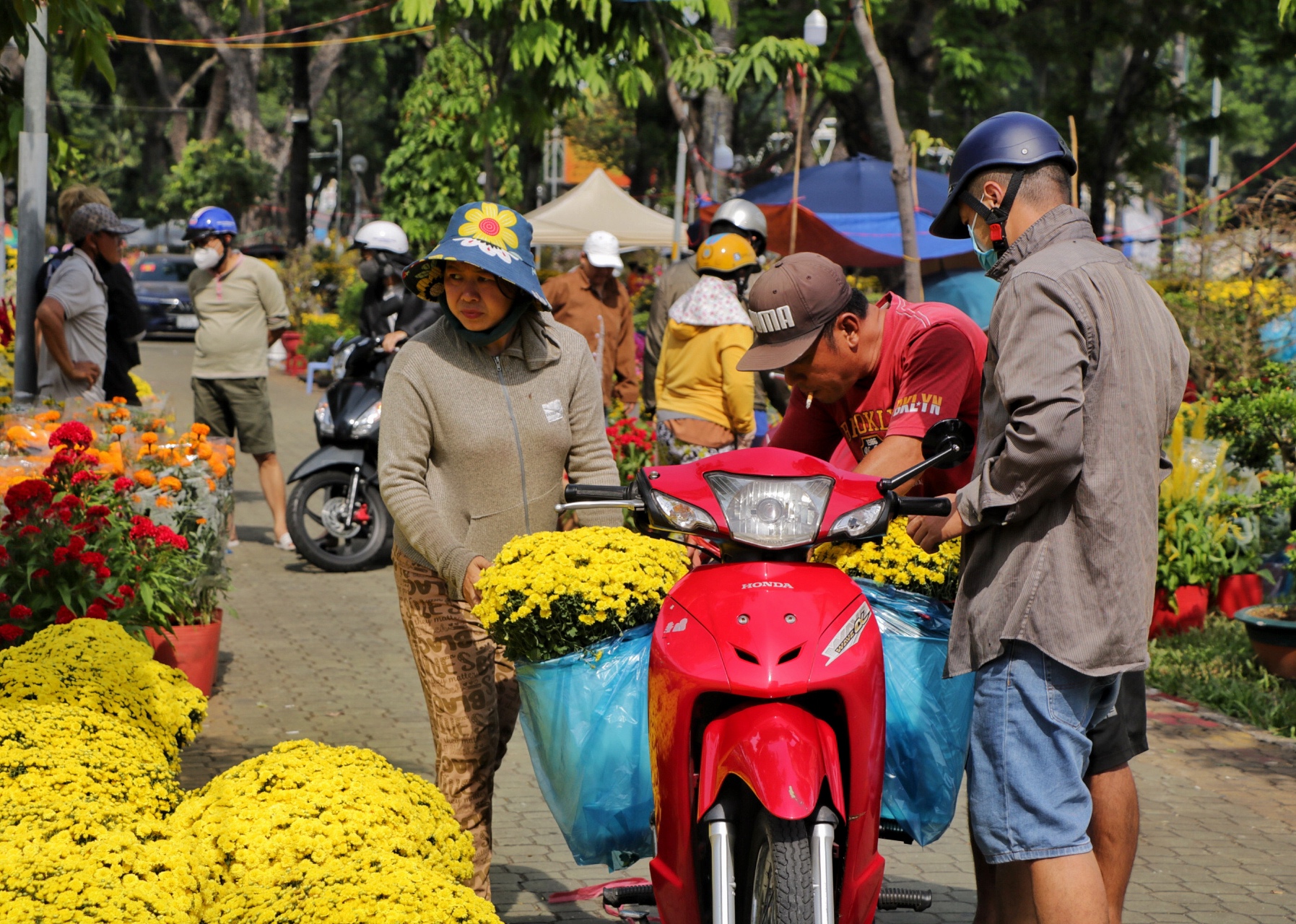 Khóc cười bán hoa tết ở TP.HCM: 'Giao thừa, thà đập bỏ hơn bán giá rẻ mạt!'- Ảnh 2.