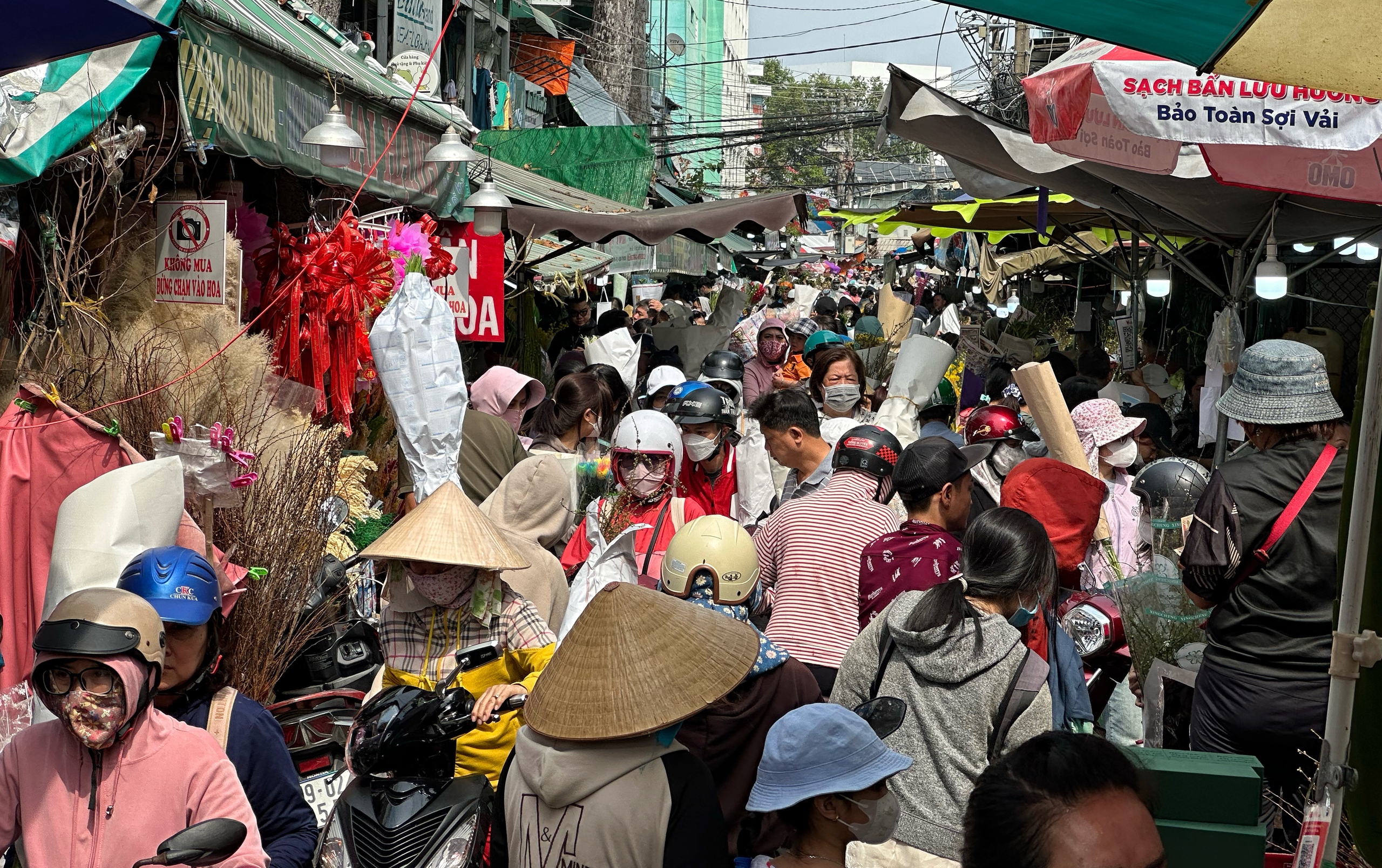 Chiều tối 28 tết: Một số tuyến đường ở TP.HCM ngày thường thông thoáng, nay ùn ùn xe- Ảnh 8.