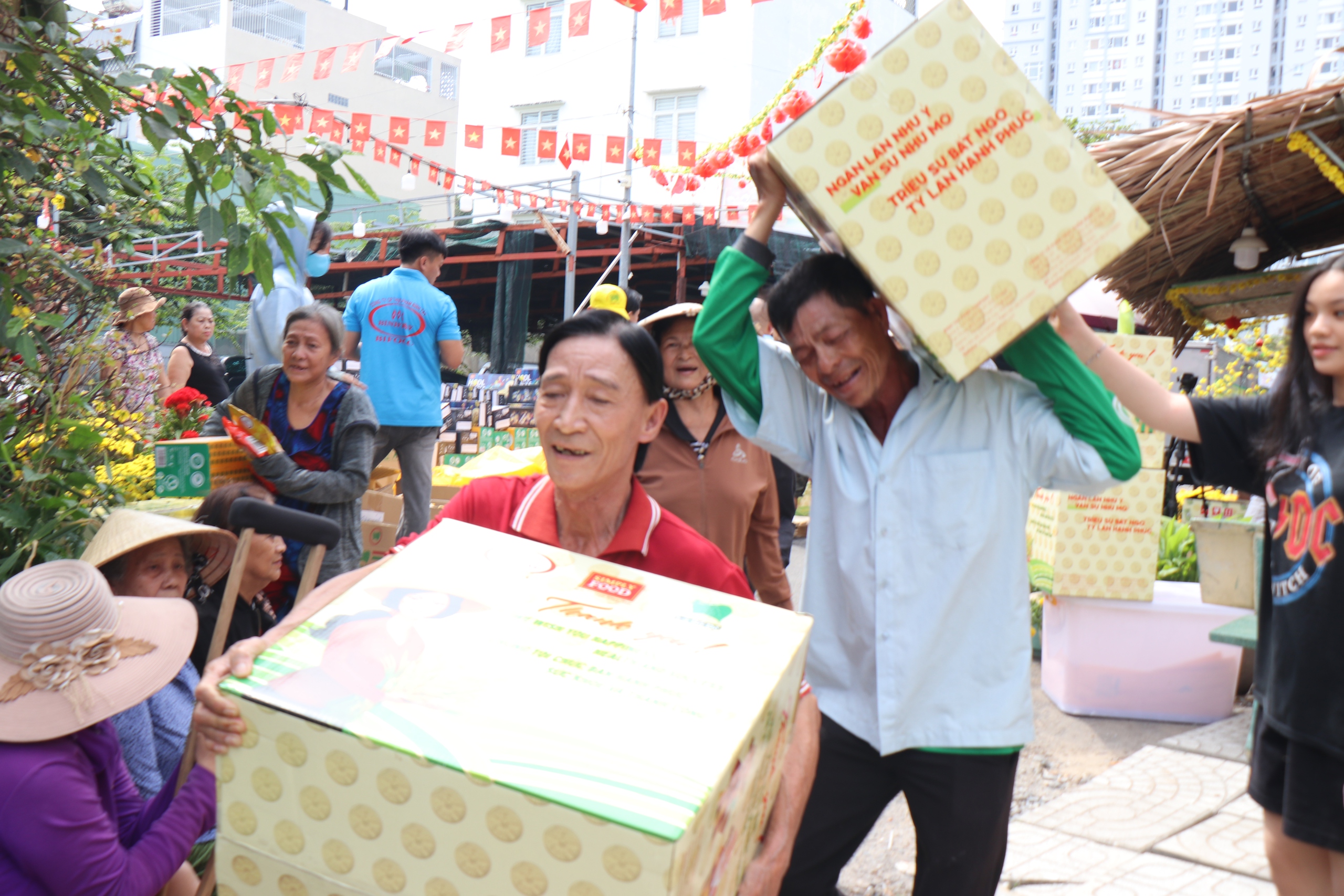 Báo Thanh Niên và bạn đọc sẻ chia bà con xóm ve chai  ngày cận tết- Ảnh 12.