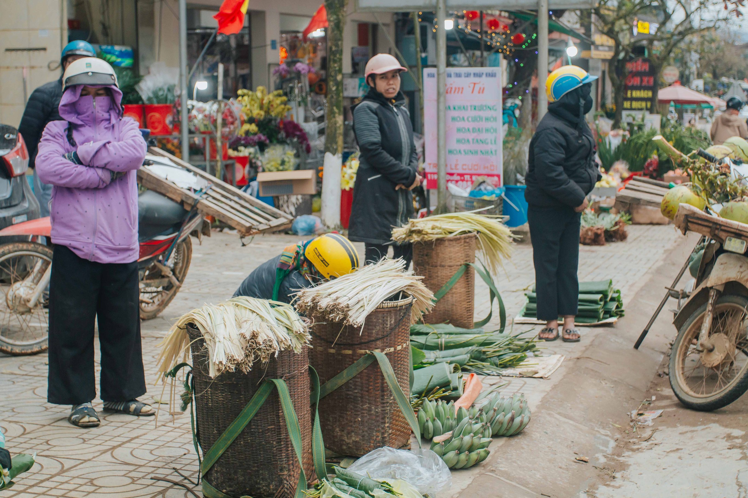 Trời trở lạnh, đồng bào Vân Kiều vẫn gùi nông sản, quả rừng ra chợ tết sớm- Ảnh 5.