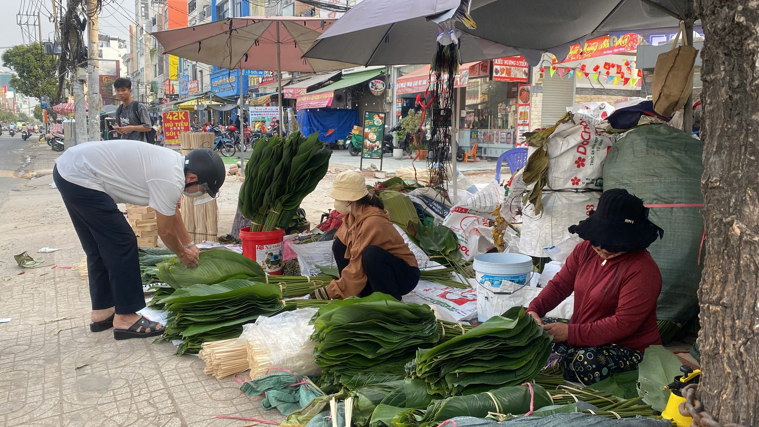 Mang hương vị tết về thành phố, tiểu thương bán lá dong mong tết này ấm no- Ảnh 2.