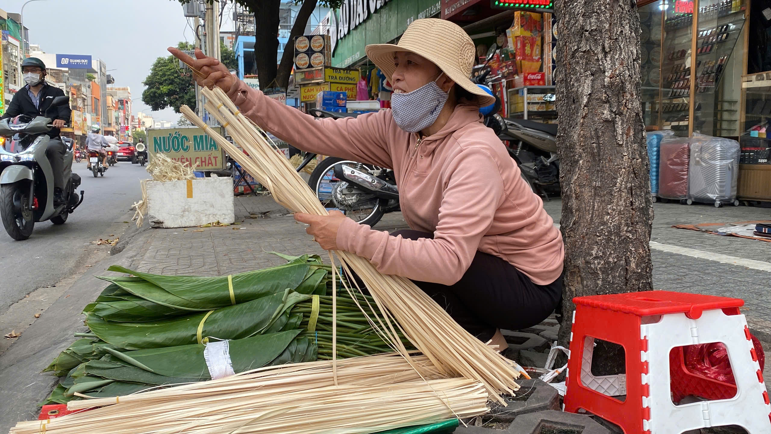 Mang hương vị tết về thành phố, tiểu thương bán lá dong mong tết này ấm no- Ảnh 1.