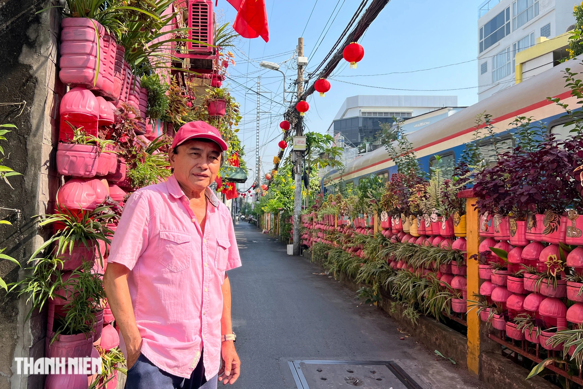 28 tết, chủ căn nhà màu hồng ở TP.HCM vẫn miệt mài tạo điều bất ngờ- Ảnh 1.