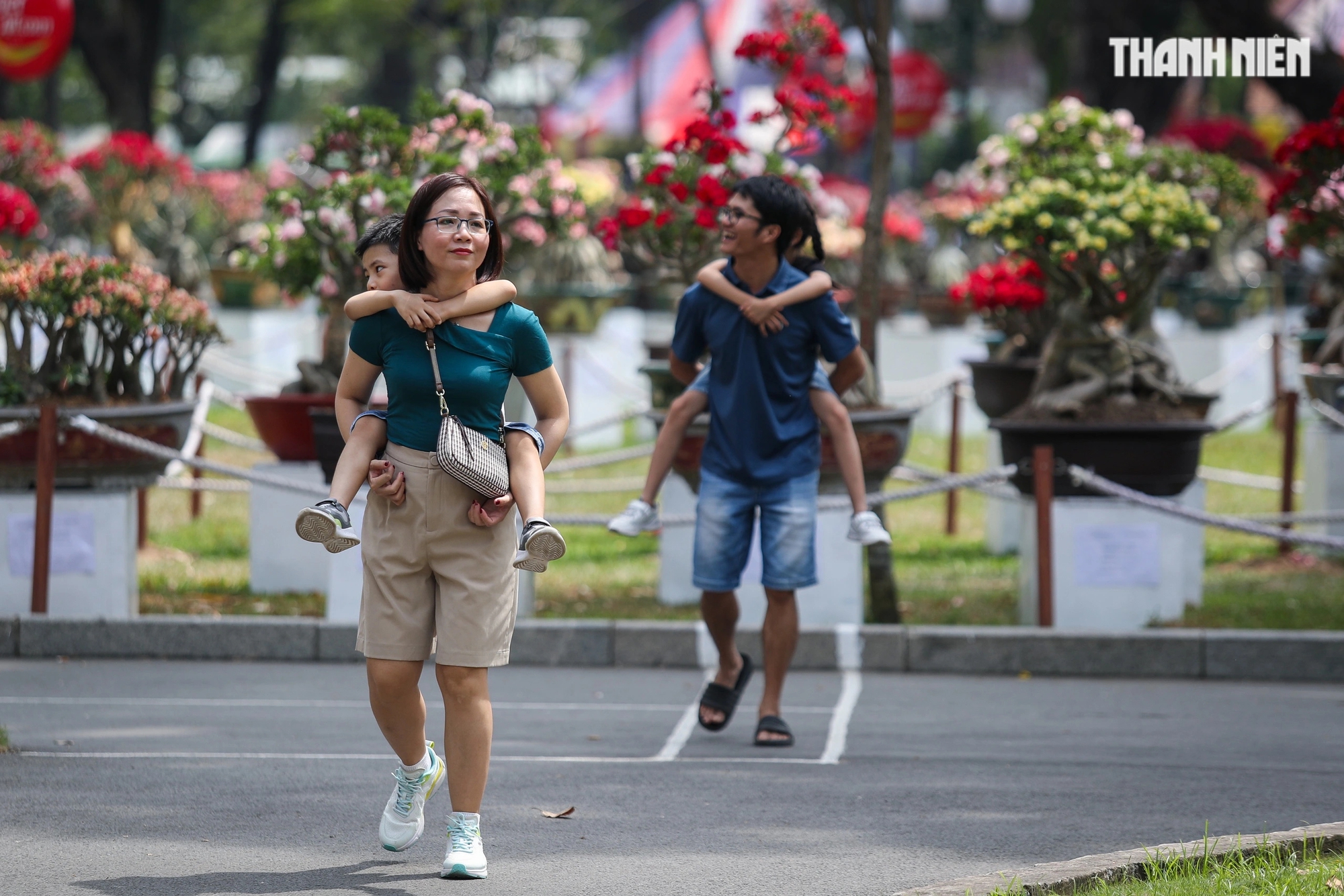 Hội hoa xuân Tao Đàn rực rỡ: Người dân, du khách thoải mái chụp ảnh du xuân- Ảnh 7.