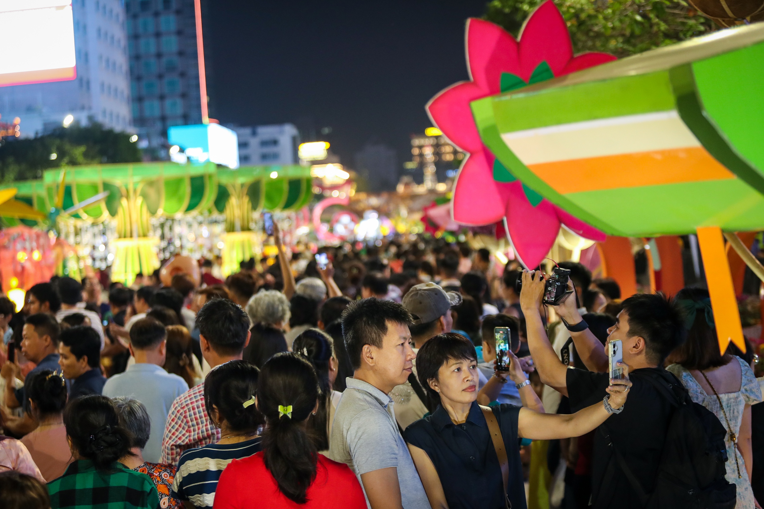 Hàng ngàn người 'đổ bộ' đường hoa Nguyễn Huệ Tết Ất Tỵ ngày mở cửa- Ảnh 3.