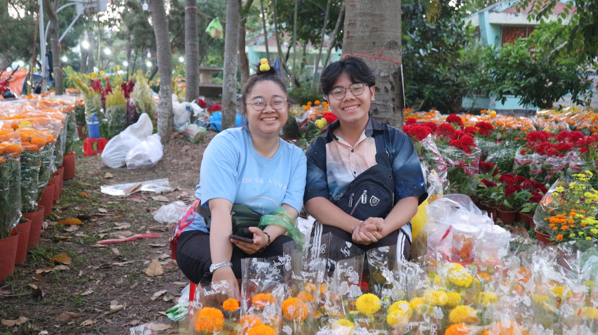 Có nơi ở TP.HCM tấp nập người mua hoa tết, chủ vườn cười toe vì bán được- Ảnh 5.