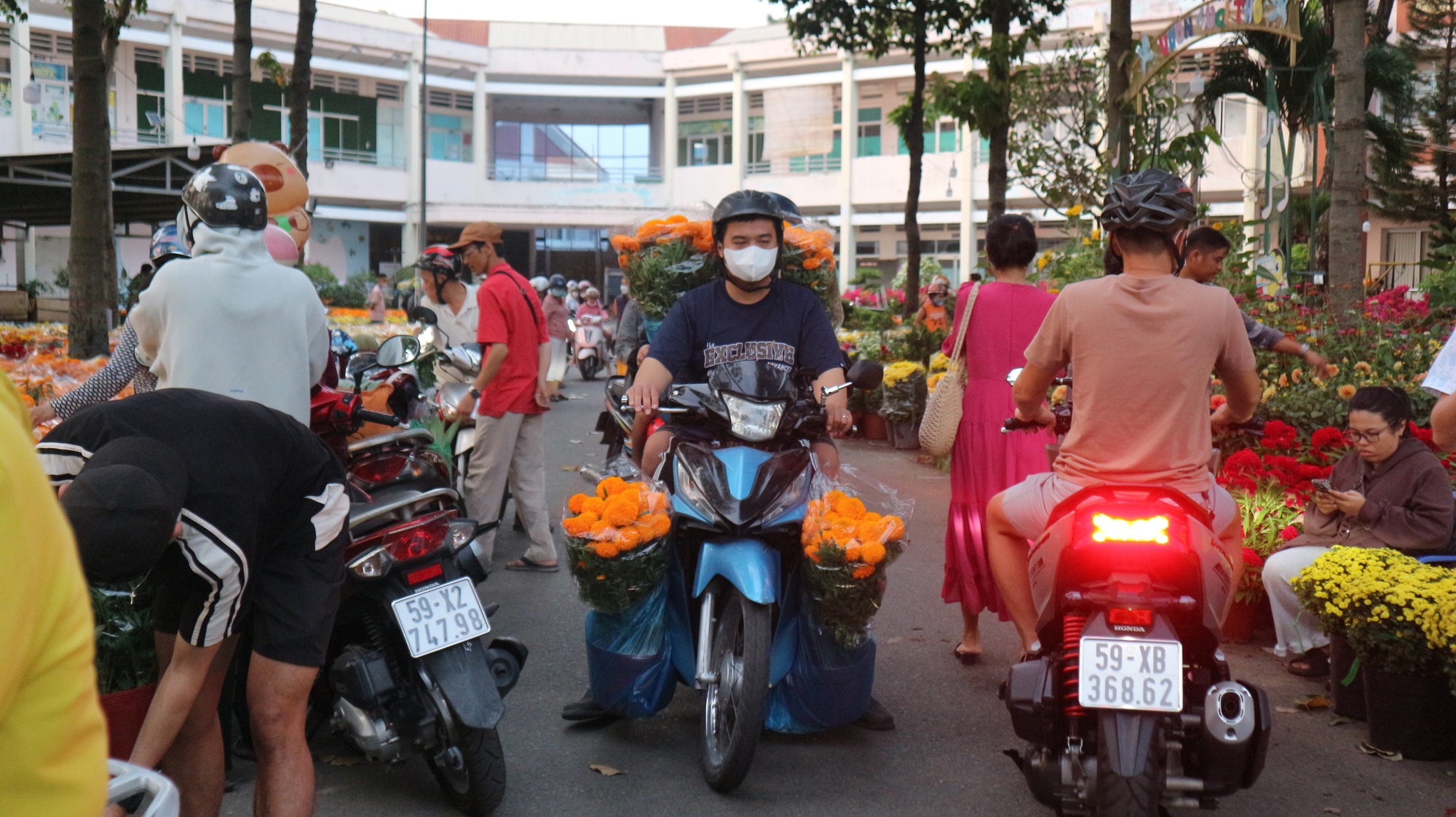 Có nơi ở TP.HCM tấp nập người mua hoa tết, chủ vườn cười toe vì bán được- Ảnh 2.