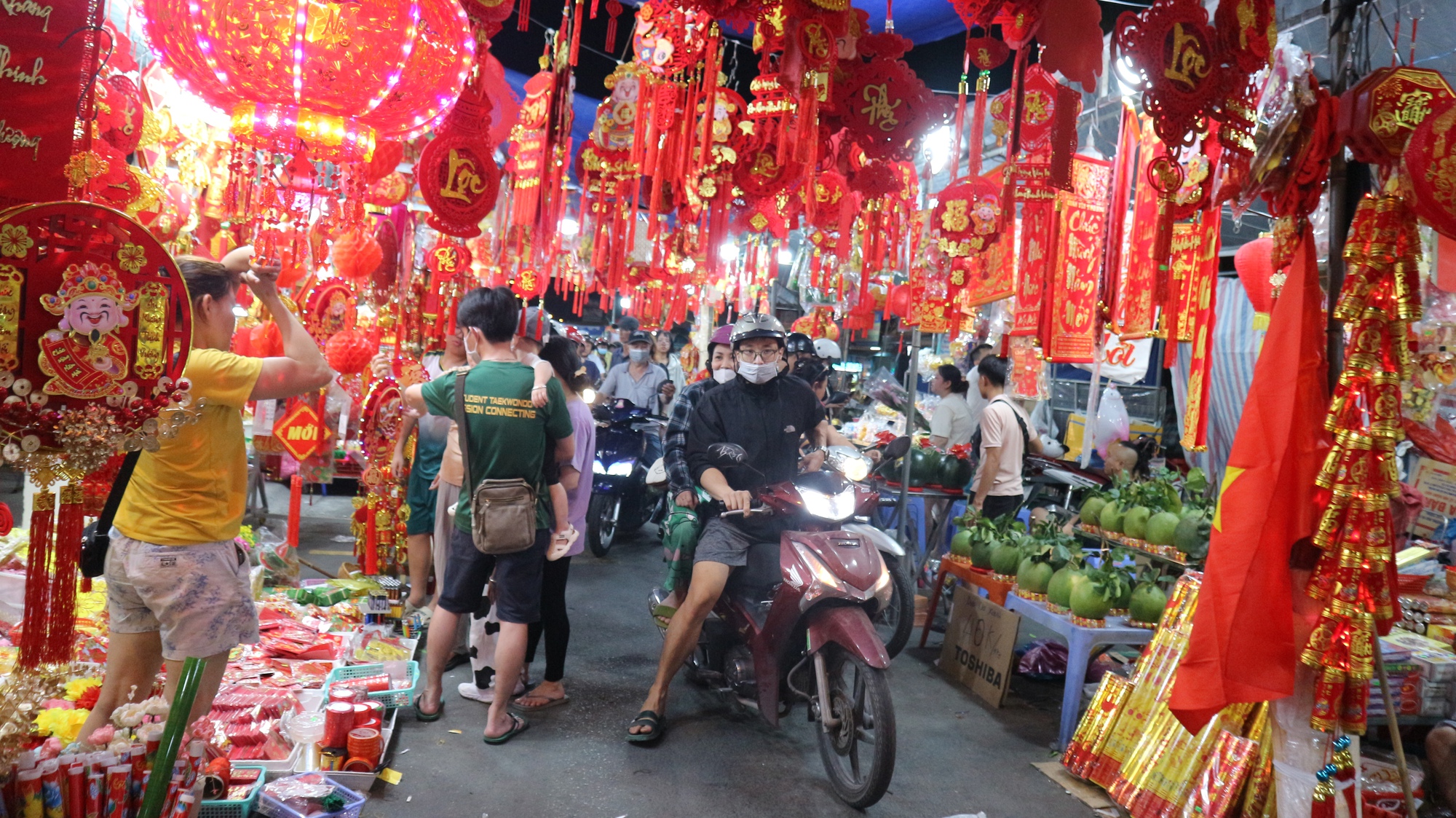 Có nơi ở TP.HCM tấp nập người mua hoa tết, chủ vườn cười toe vì bán được- Ảnh 13.