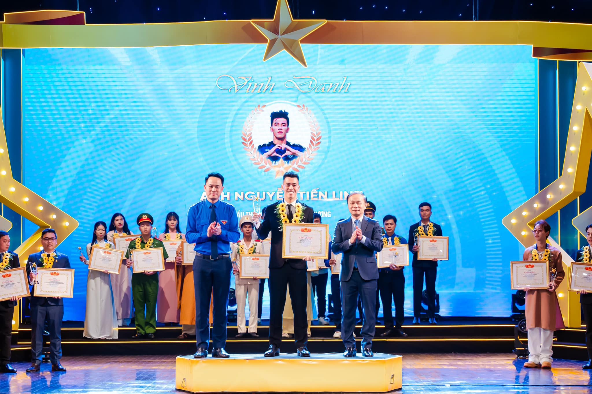 Tien Linh was honored by the Central Vietnam Youth Union as 'youth living beautifully 2024' for his contributions to the community.