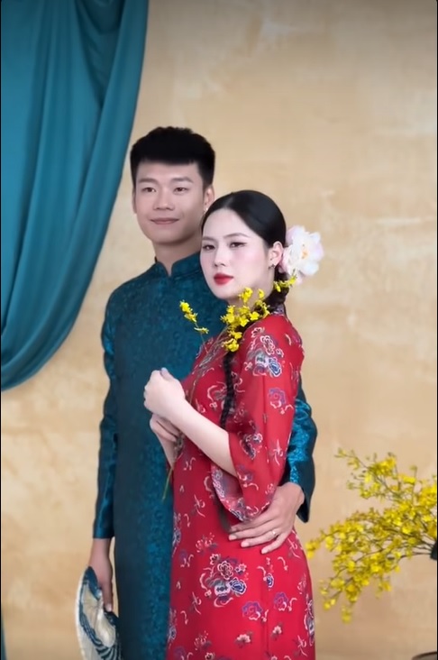 Thanh Chung and his wife look beautiful together in traditional ao dai