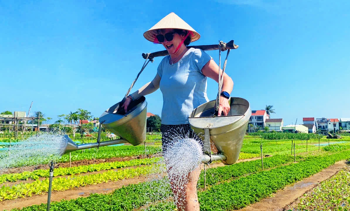 Du xuân ở làng rau di sản, khách Tây hào hứng 'hóa thân' thành nông dân- Ảnh 3.