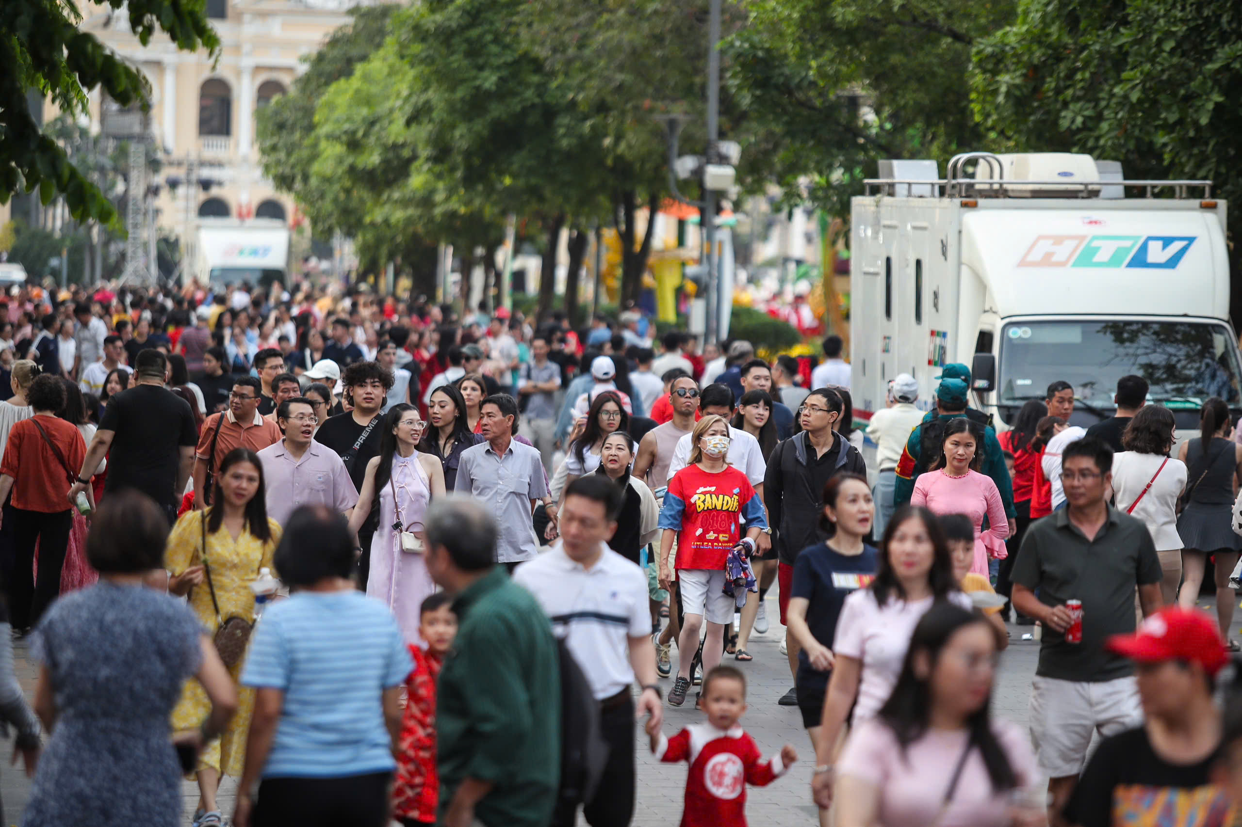 Đông nghẹt người dân ở TP.HCM chờ khai mạc đường hoa Nguyễn Huệ Tết Ất Tỵ 2025- Ảnh 1.