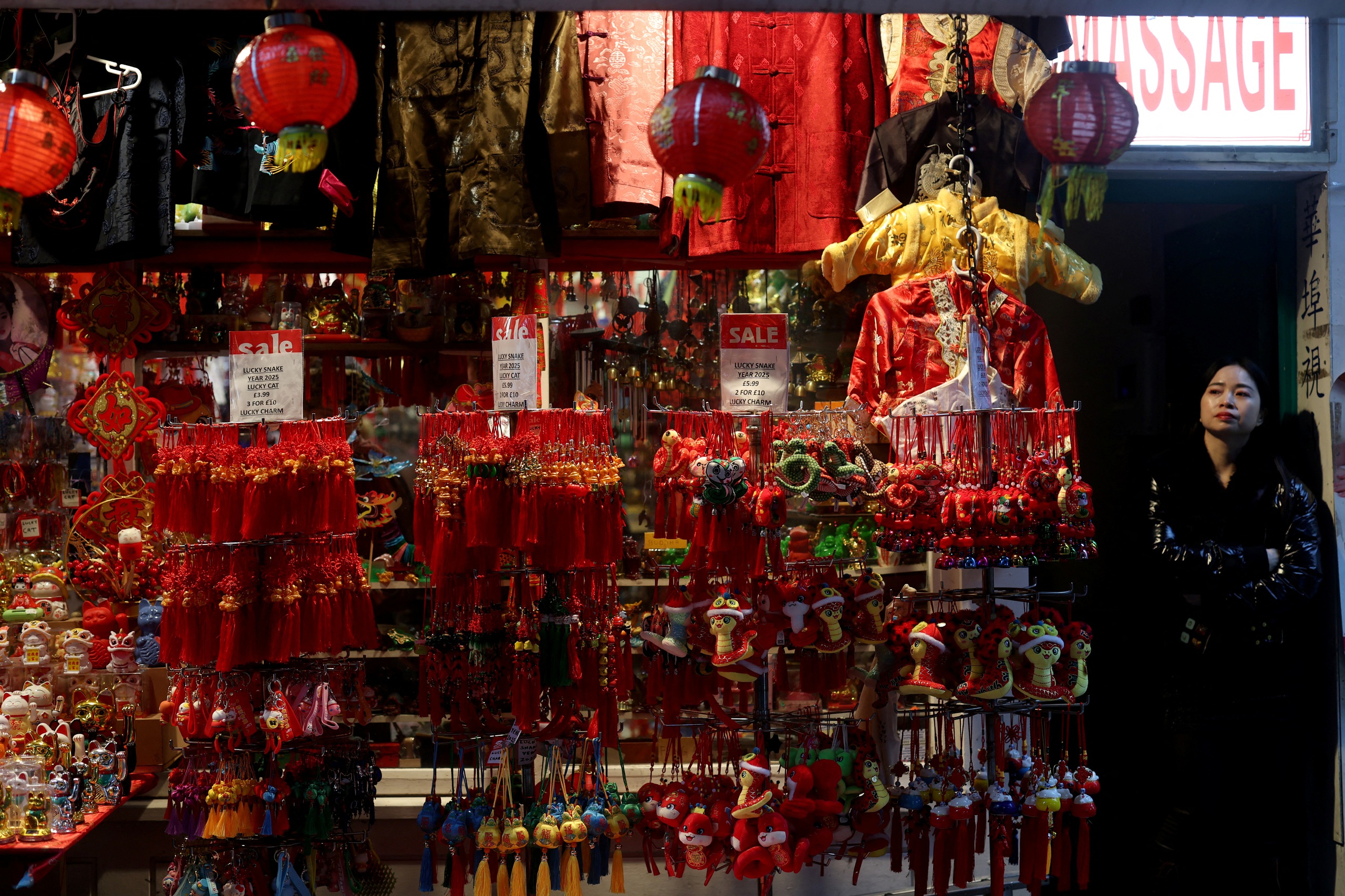 The atmosphere of the Lunar New Year in many parts of the world- Photo 9.