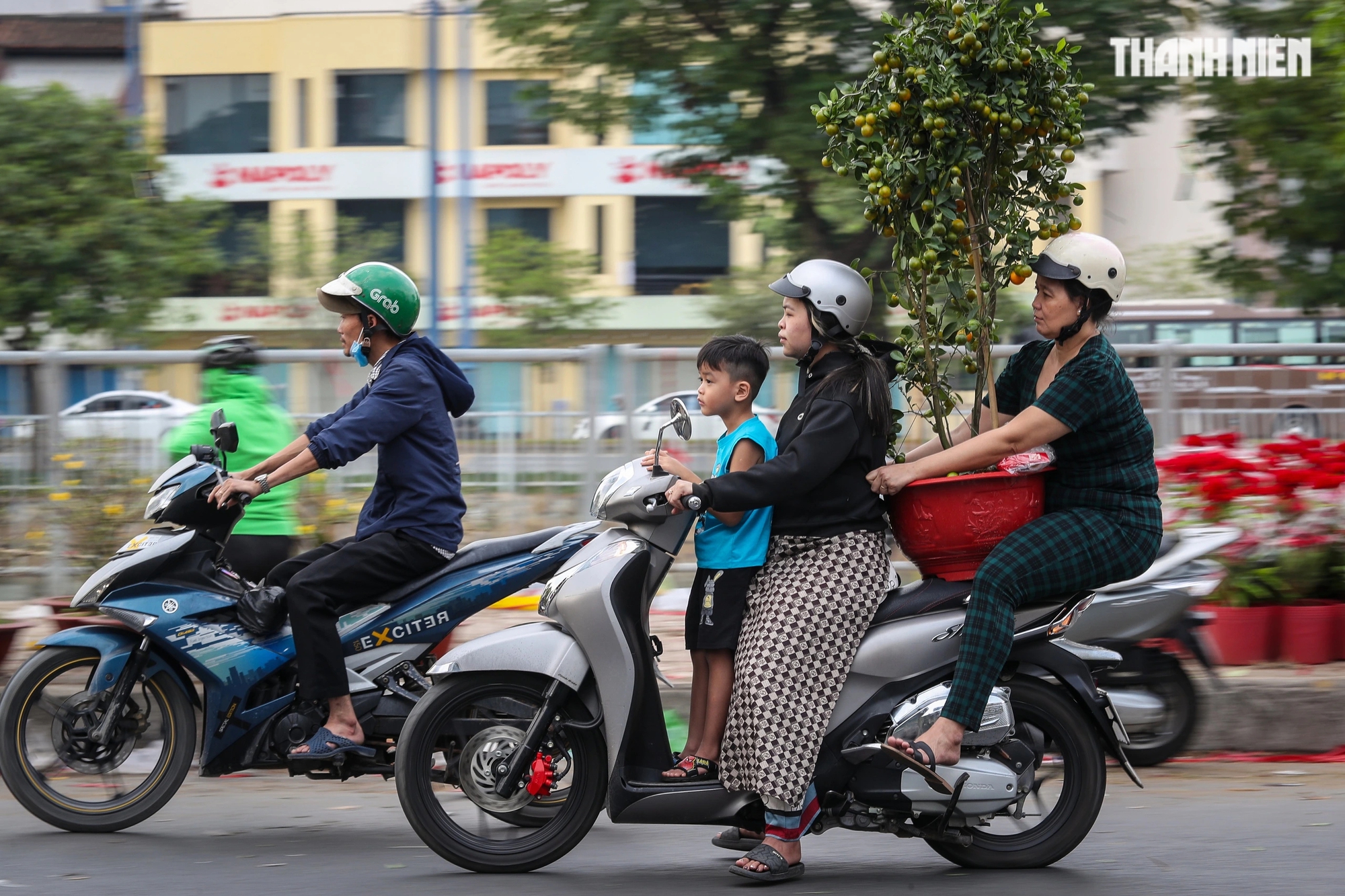 Người dân TP.HCM 'hối hả' mang Tết về nhà vào ngày giao thừa Ất Tỵ 2025- Ảnh 5.