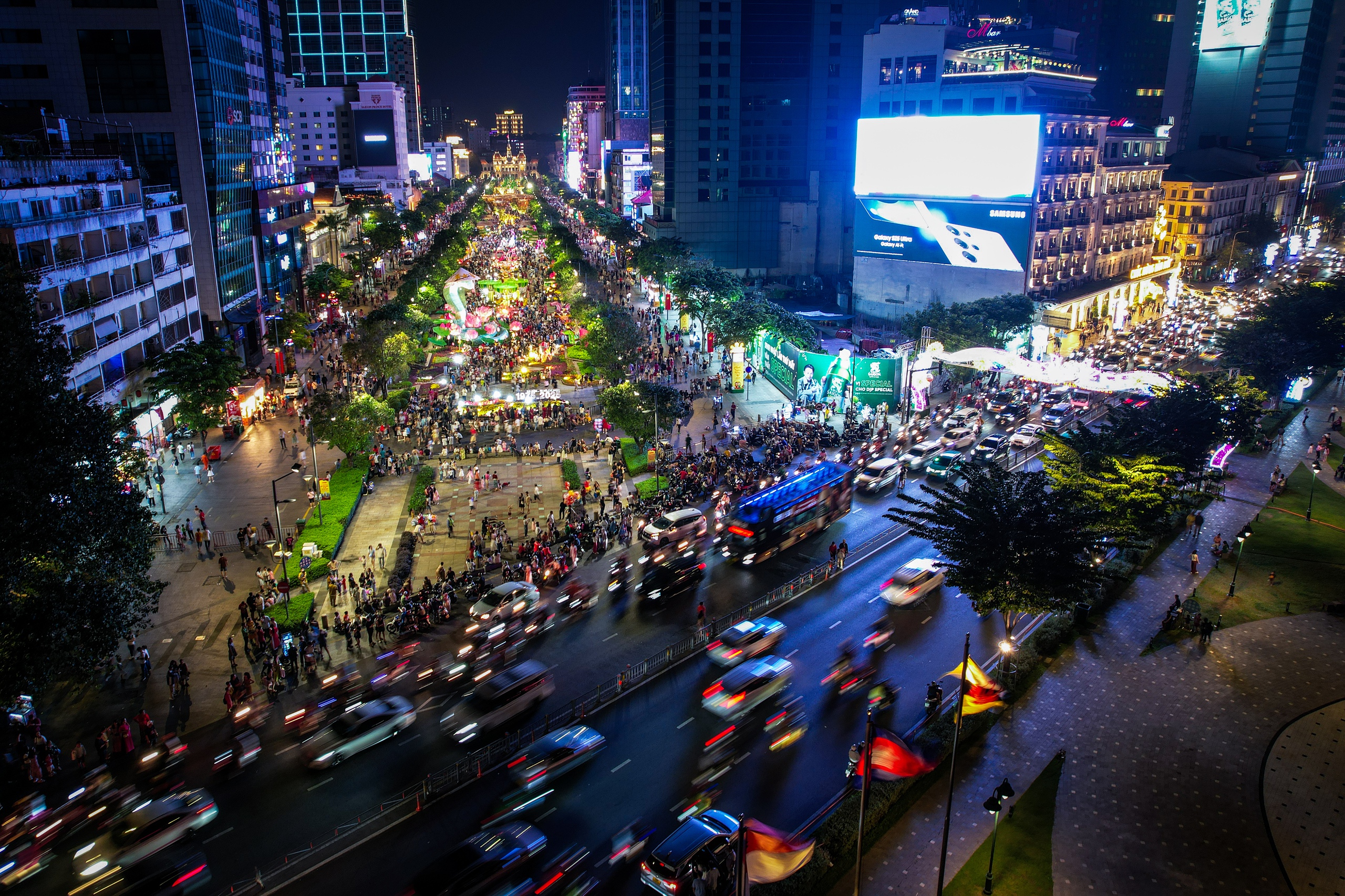 Đông nghẹt người dân TP.HCM đến đường hoa Nguyễn Huệ đón giao thừa Ất Tỵ 2025- Ảnh 6.