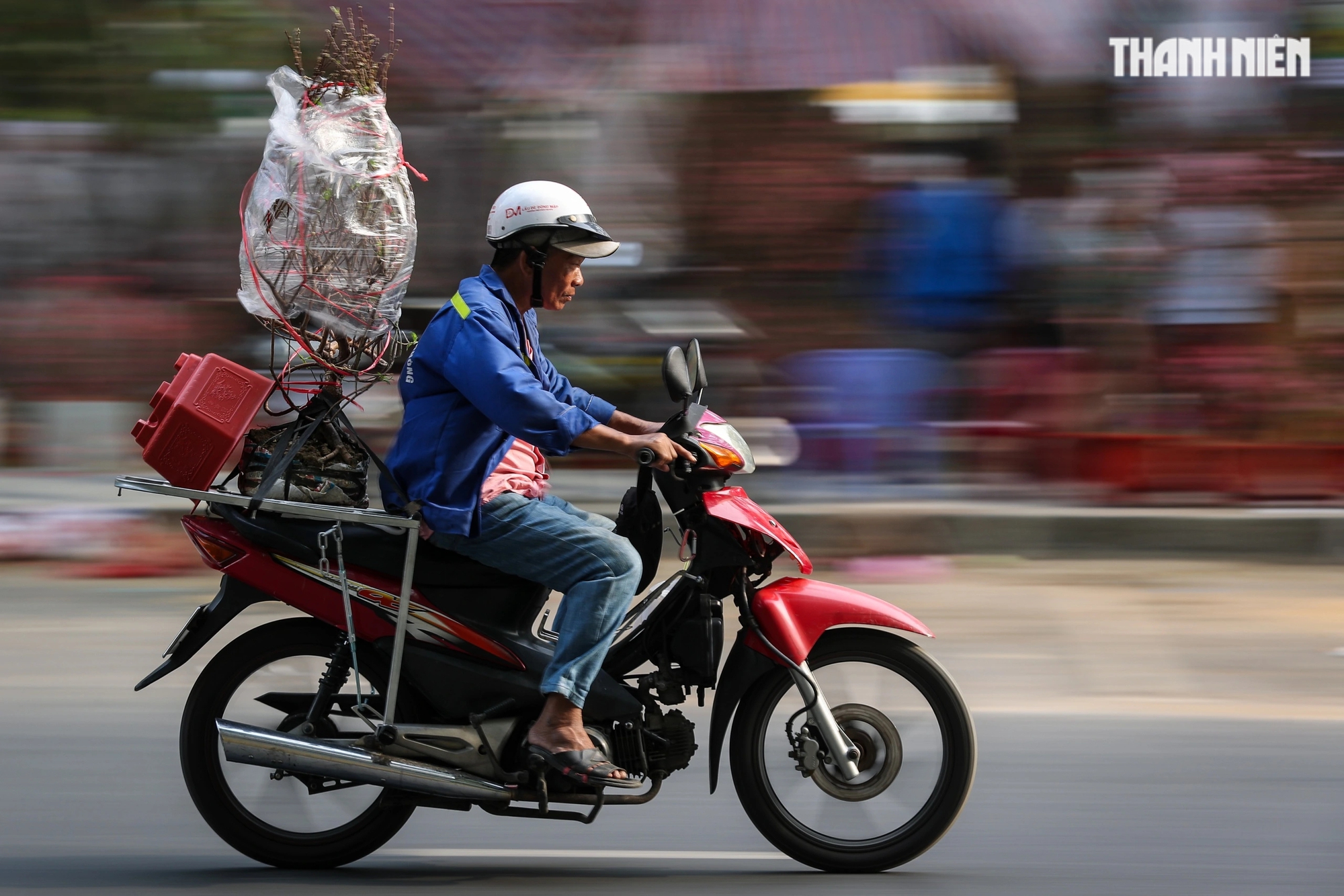 Người dân TP.HCM 'hối hả' mang Tết về nhà vào ngày giao thừa Ất Tỵ 2025- Ảnh 6.