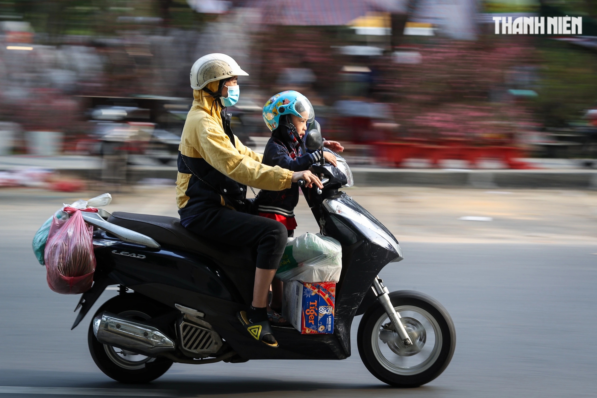 Người dân TP.HCM 'hối hả' mang Tết về nhà vào ngày giao thừa Ất Tỵ 2025- Ảnh 12.