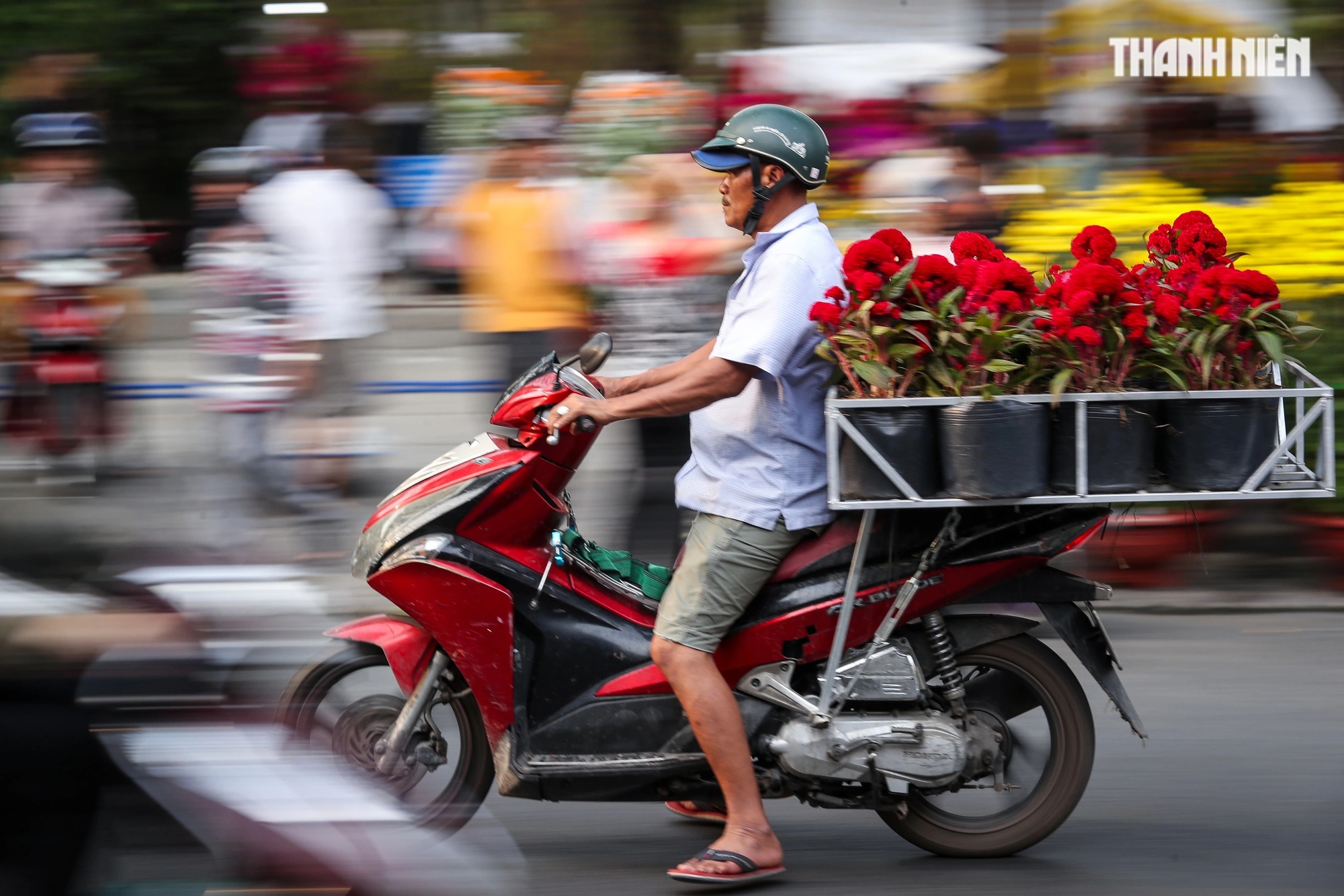 Người dân TP.HCM 'hối hả' mang Tết về nhà vào ngày giao thừa Ất Tỵ 2025- Ảnh 1.