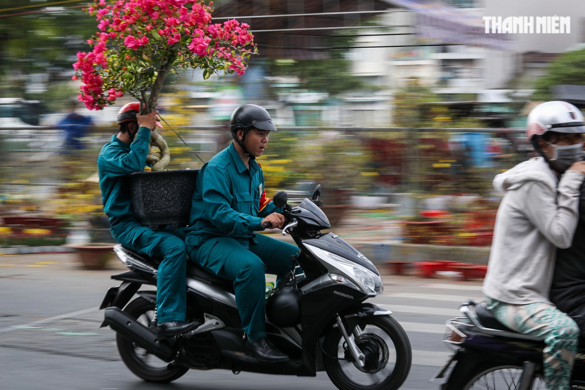 Người dân TP.HCM 'hối hả' mang Tết về nhà vào ngày giao thừa Ất Tỵ 2025- Ảnh 8.