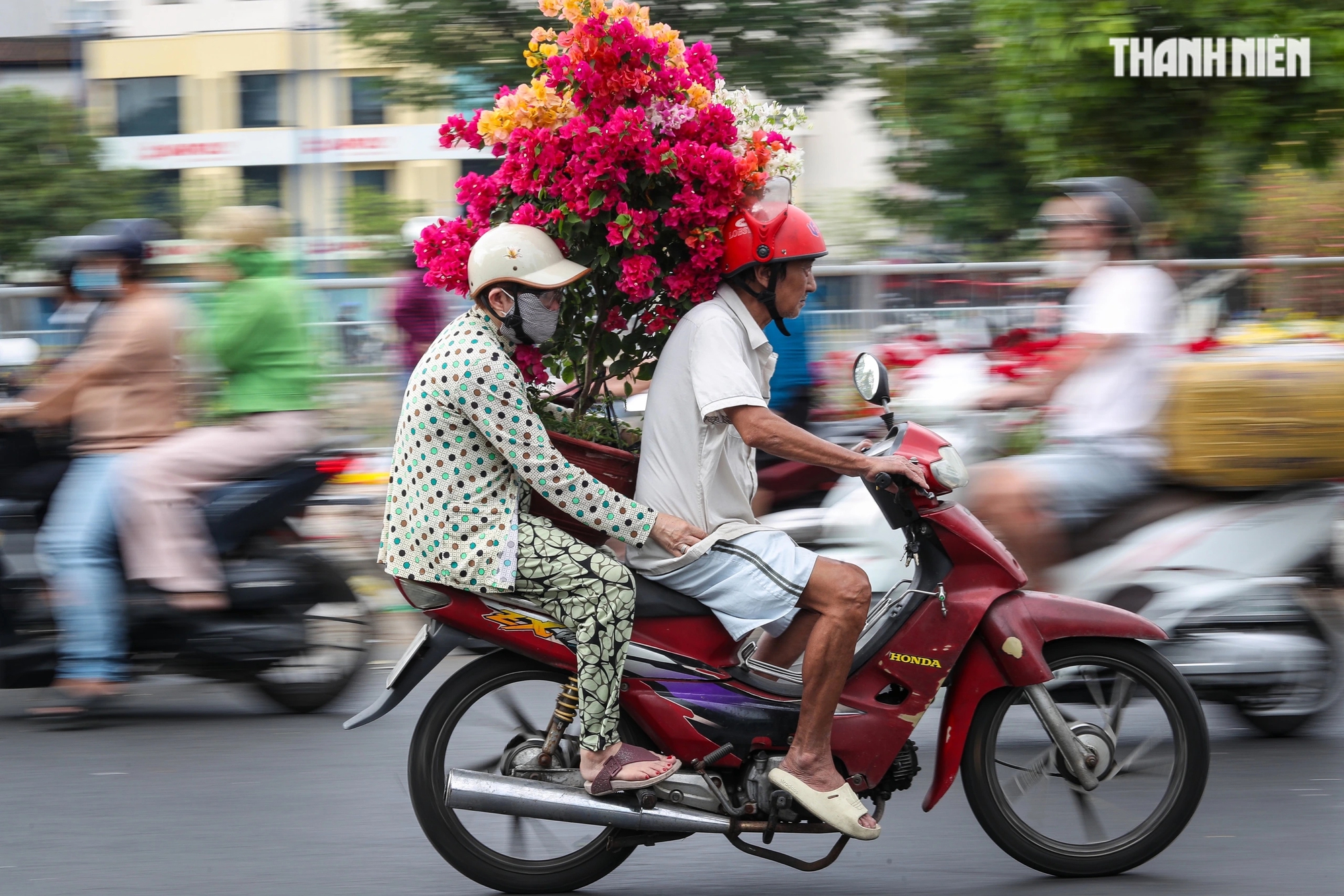 Người dân TP.HCM 'hối hả' mang Tết về nhà vào ngày giao thừa Ất Tỵ 2025- Ảnh 10.