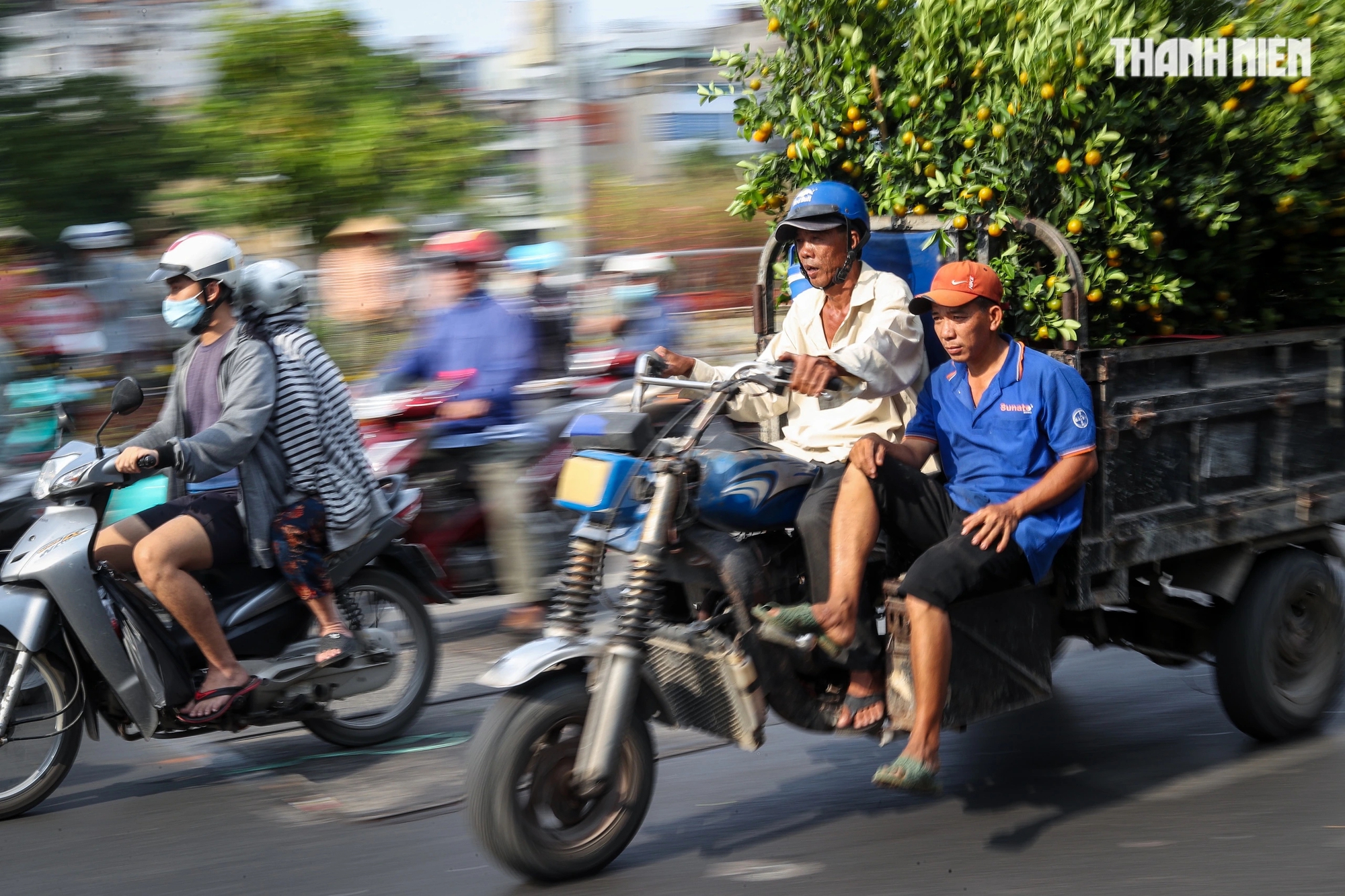 Người dân TP.HCM 'hối hả' mang Tết về nhà vào ngày giao thừa Ất Tỵ 2025- Ảnh 11.