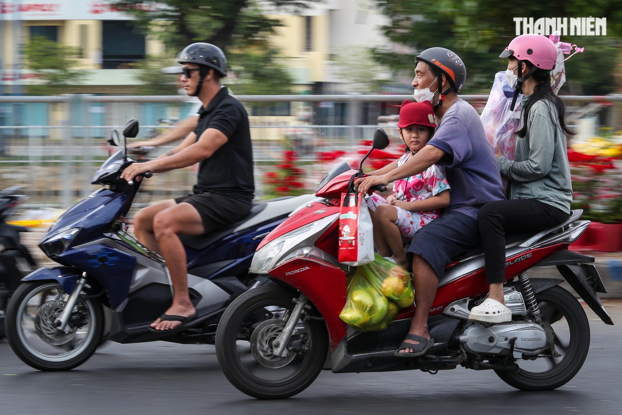 Người dân TP.HCM 'hối hả' mang Tết về nhà vào ngày giao thừa Ất Tỵ 2025- Ảnh 13.