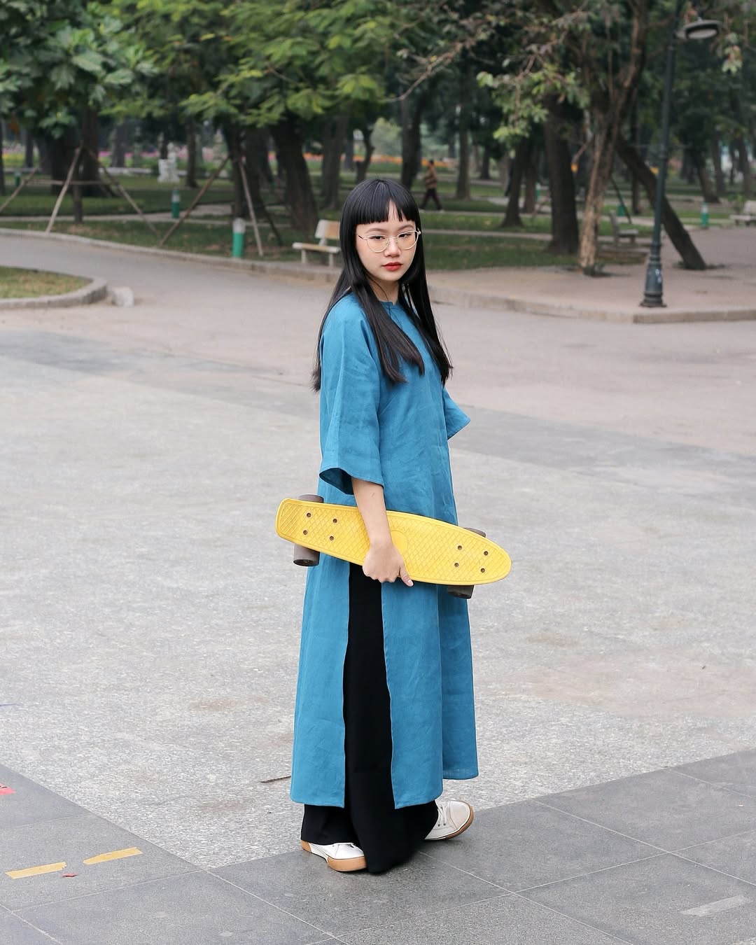 Ao dai v kombinaci s teniskami, netradiční, ale stále si zachovává jarní kouzlo - Foto 6. Áo dài phối sneakers, phá cách nhưng vẫn giữ trọn nét duyên dáng ngày xuân- Ảnh 6.