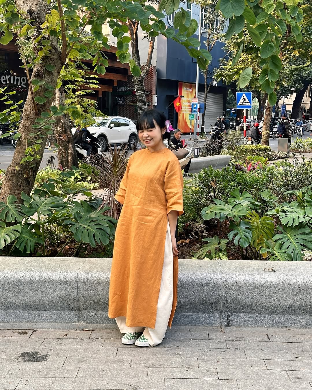 Ao dai v kombinaci s teniskami, netradiční, ale stále si zachovává jarní kouzlo - Foto 3. Áo dài phối sneakers, phá cách nhưng vẫn giữ trọn nét duyên dáng ngày xuân- Ảnh 3.