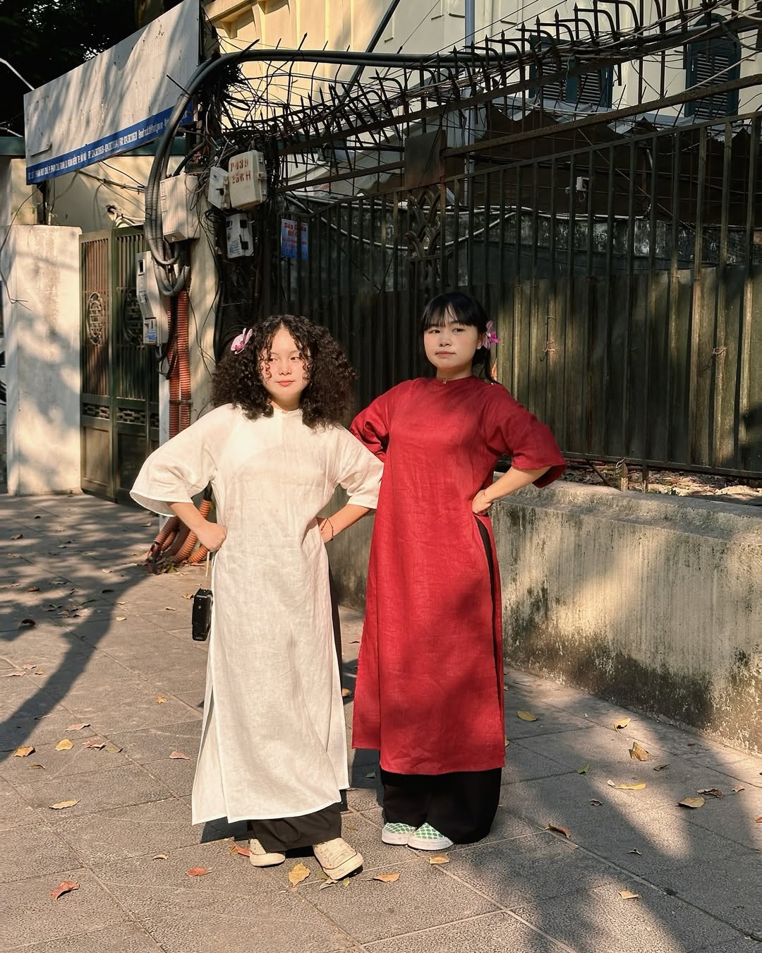 Ao dai v kombinaci s teniskami, netradiční, ale stále si zachovává jarní kouzlo - Foto 2. Áo dài phối sneakers, phá cách nhưng vẫn giữ trọn nét duyên dáng ngày xuân- Ảnh 2.