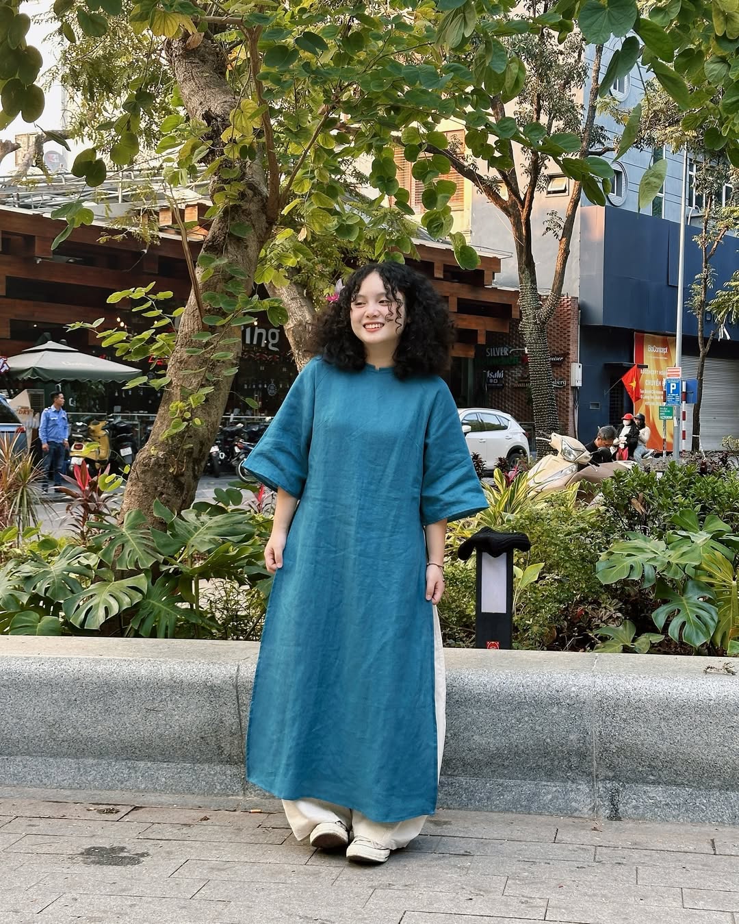 Ao dai v kombinaci s teniskami, netradiční, ale stále si zachovává jarní kouzlo - Foto 4. Áo dài phối sneakers, phá cách nhưng vẫn giữ trọn nét duyên dáng ngày xuân- Ảnh 4.