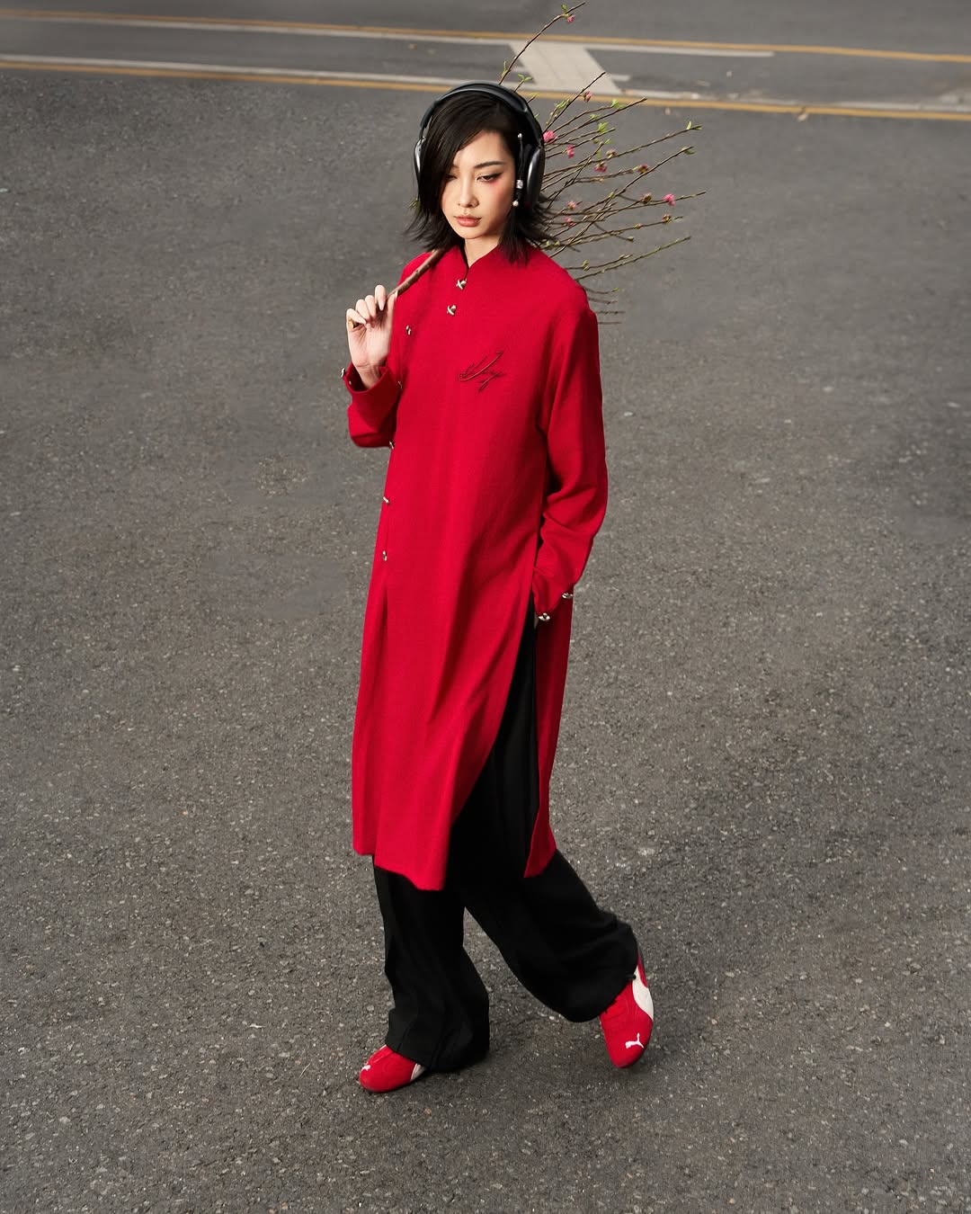 Ao dai v kombinaci s teniskami, netradiční, ale stále si zachovává jarní kouzlo - Foto 8. Áo dài phối sneakers, phá cách nhưng vẫn giữ trọn nét duyên dáng ngày xuân- Ảnh 8.