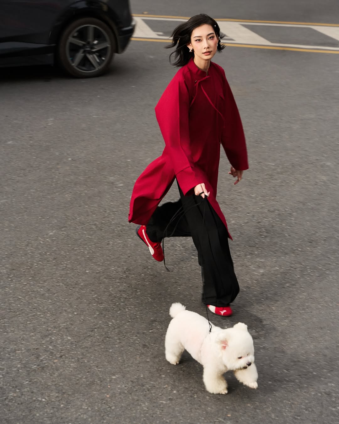 Ao dai v kombinaci s teniskami, netradiční, ale stále si zachovává jarní kouzlo - Foto 7. Áo dài phối sneakers, phá cách nhưng vẫn giữ trọn nét duyên dáng ngày xuân- Ảnh 7.