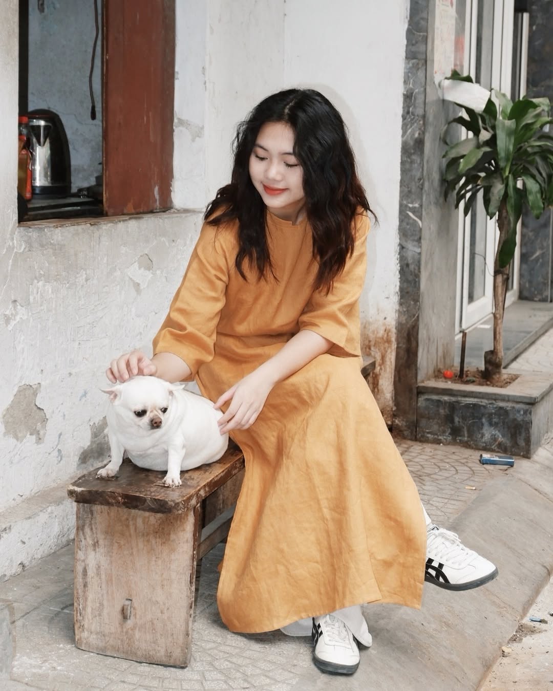 Ao dai v kombinaci s teniskami, netradiční, ale stále si zachovává jarní kouzlo - Foto 1. Áo dài phối sneakers, phá cách nhưng vẫn giữ trọn nét duyên dáng ngày xuân- Ảnh 1.