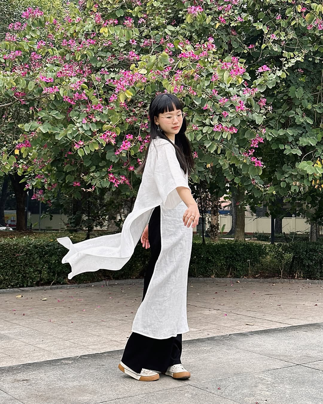 Ao dai v kombinaci s teniskami, netradiční, ale stále si zachovává jarní kouzlo - Foto 5. Áo dài phối sneakers, phá cách nhưng vẫn giữ trọn nét duyên dáng ngày xuân- Ảnh 5.