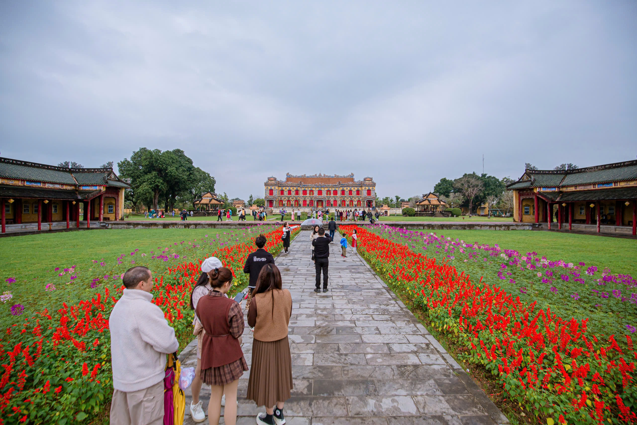 Đại nội Huế đón hàng ngàn người dân, du khách tham quan ngày đầu năm mới- Ảnh 7.