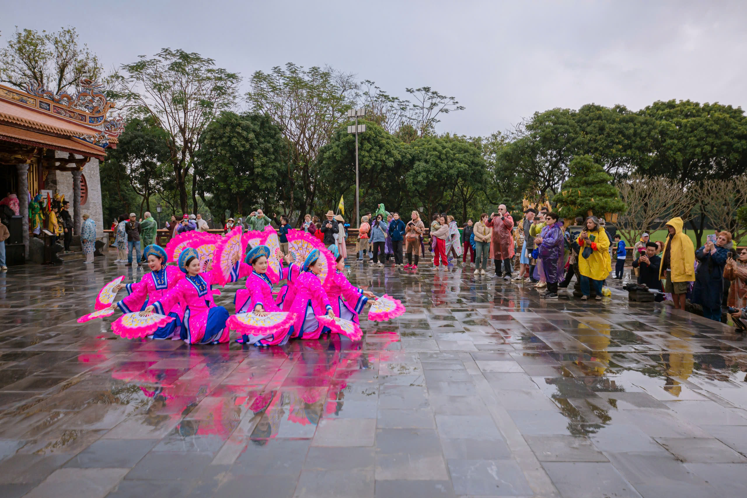 Đại nội Huế đón hàng ngàn người dân, du khách tham quan ngày đầu năm mới- Ảnh 3.