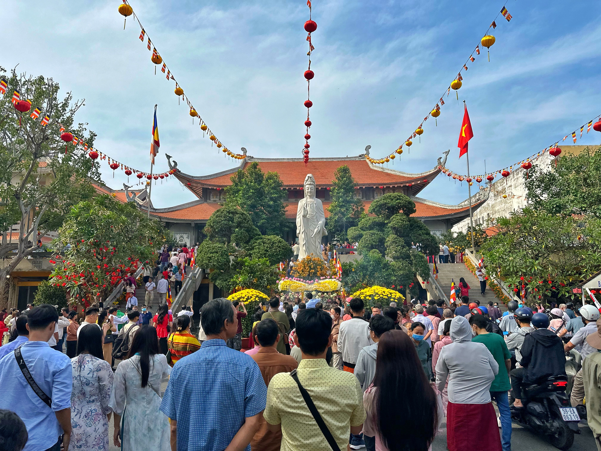 Đường sá TP.HCM vắng vẻ, chùa chiền đông nghịt người mùng 1 tết- Ảnh 4.