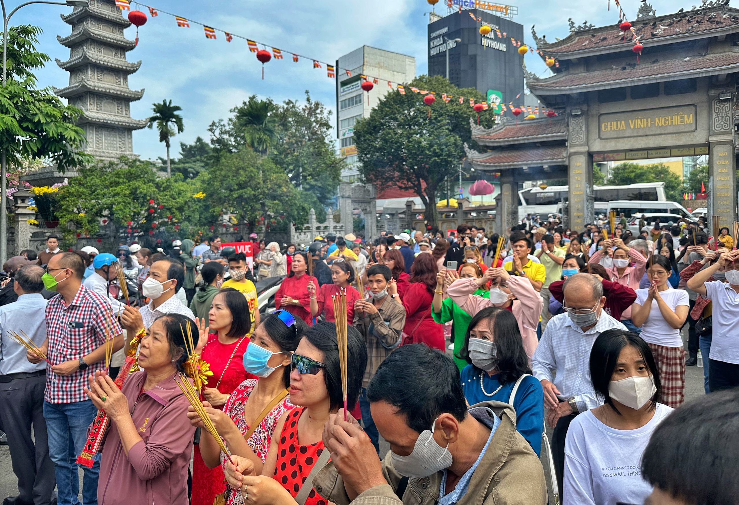 Các ngôi chùa ở TP.HCM đông nghẹt người mùng 1 tết: Cầu bình an cho mọi người, mọi nhà- Ảnh 3.