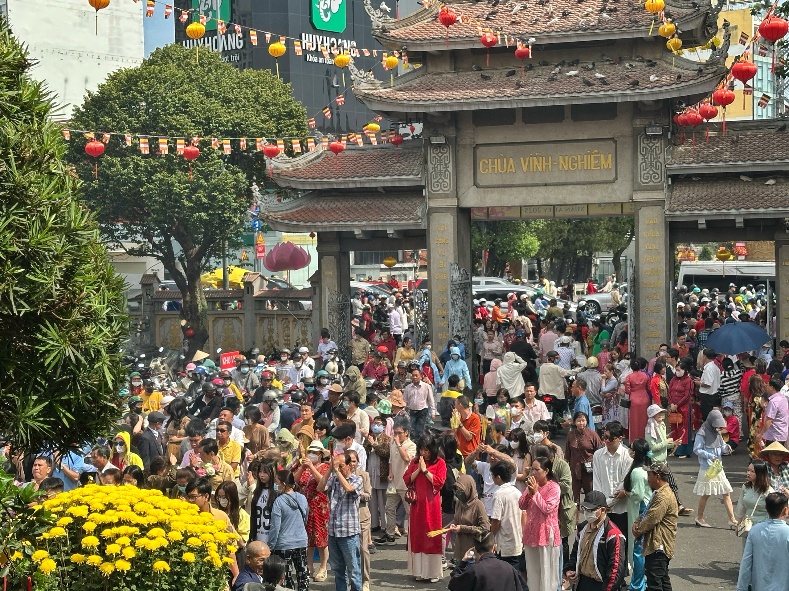 Các ngôi chùa ở TP.HCM đông nghẹt người mùng 1 tết: Cầu bình an cho mọi người, mọi nhà- Ảnh 4.