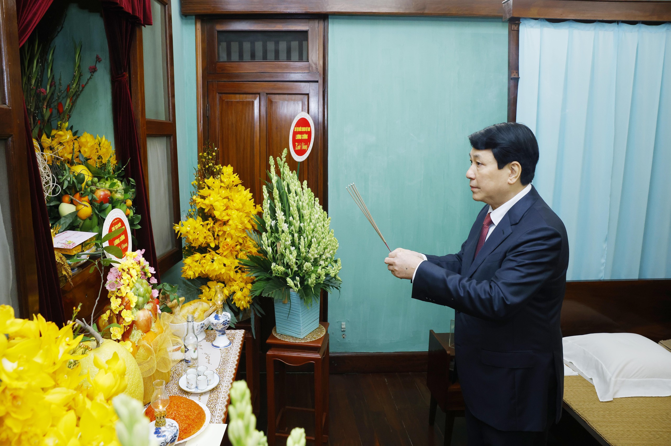 Chủ tịch nước Lương Cường dâng hương tưởng niệm Bác Hồ ngày mùng 1 Tết- Ảnh 1.