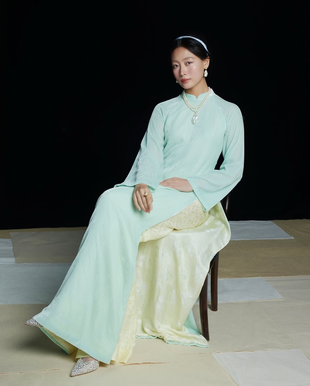 চন্দ্র নববর্ষের মরশুমের জন্য সবুজ আও দাই স্টাইল 'অন এয়ার' - ছবি ৩। Những kiểu áo dài gam màu xanh lá 'lên sóng' cho mùa Tết Ất Tỵ- Ảnh 3.