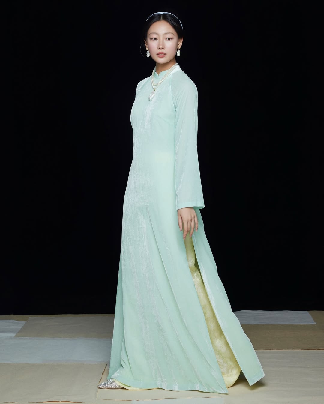 চন্দ্র নববর্ষের মরশুমের জন্য সবুজ আও দাই স্টাইল 'অন এয়ার' - ছবি ৪। Những kiểu áo dài gam màu xanh lá 'lên sóng' cho mùa Tết Ất Tỵ- Ảnh 4.