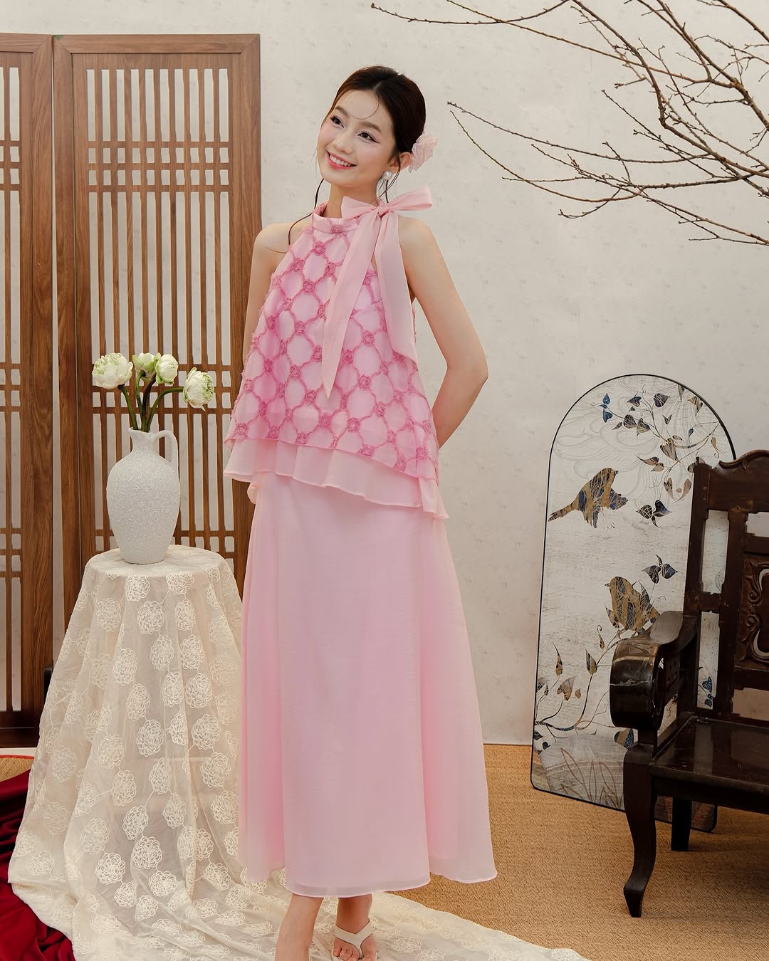 Áo yếm cho ngày xuân, phối sao để thật ấn tượng?- Ảnh 8. Áo yếm cho ngày xuân, phối sao để thật ấn tượng?- Ảnh 8.