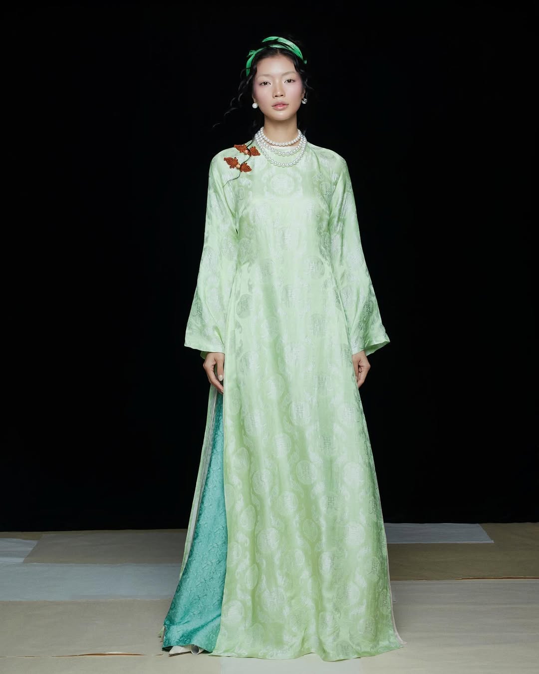 চন্দ্র নববর্ষের মরশুমের জন্য সবুজ আও দাই স্টাইল 'অন এয়ার' - ছবি ১। Những kiểu áo dài gam màu xanh lá 'lên sóng' cho mùa Tết Ất Tỵ- Ảnh 1.