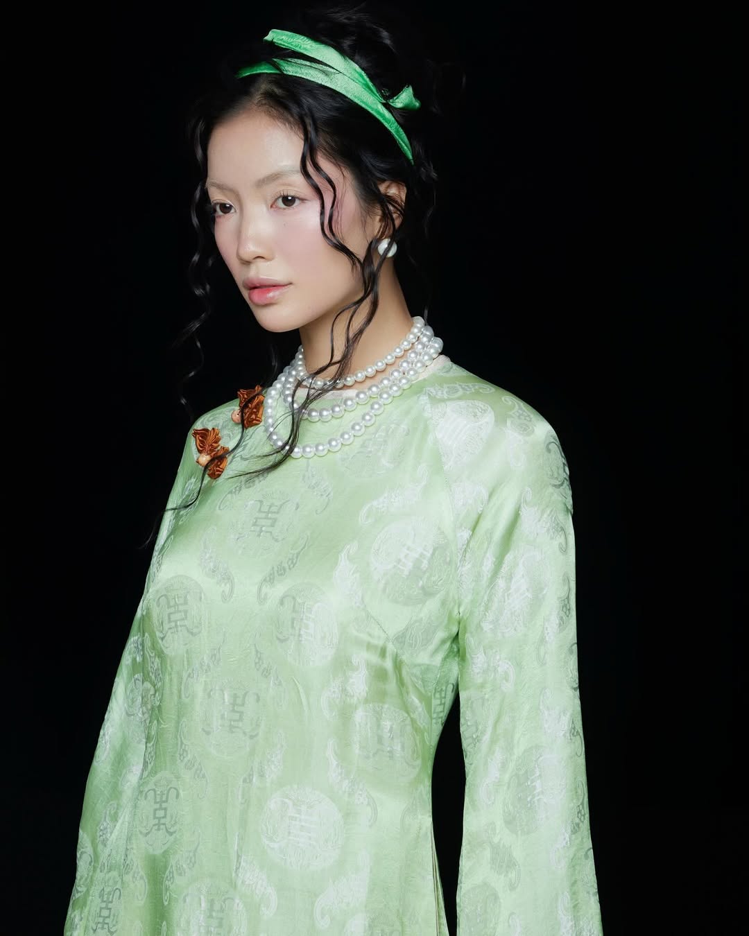 চন্দ্র নববর্ষের মরশুমের জন্য সবুজ আও দাই স্টাইল 'অন এয়ার' - ছবি ২। Những kiểu áo dài gam màu xanh lá 'lên sóng' cho mùa Tết Ất Tỵ- Ảnh 2.