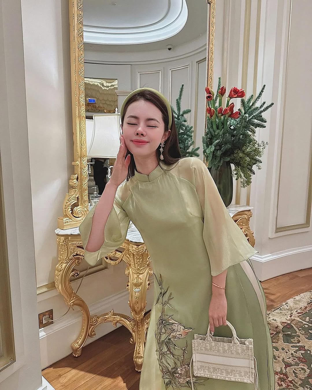 চন্দ্র নববর্ষের মরসুমের জন্য সবুজ আও দাই স্টাইল 'অন এয়ার' - ছবি ১১। Những kiểu áo dài gam màu xanh lá 'lên sóng' cho mùa Tết Ất Tỵ- Ảnh 11.