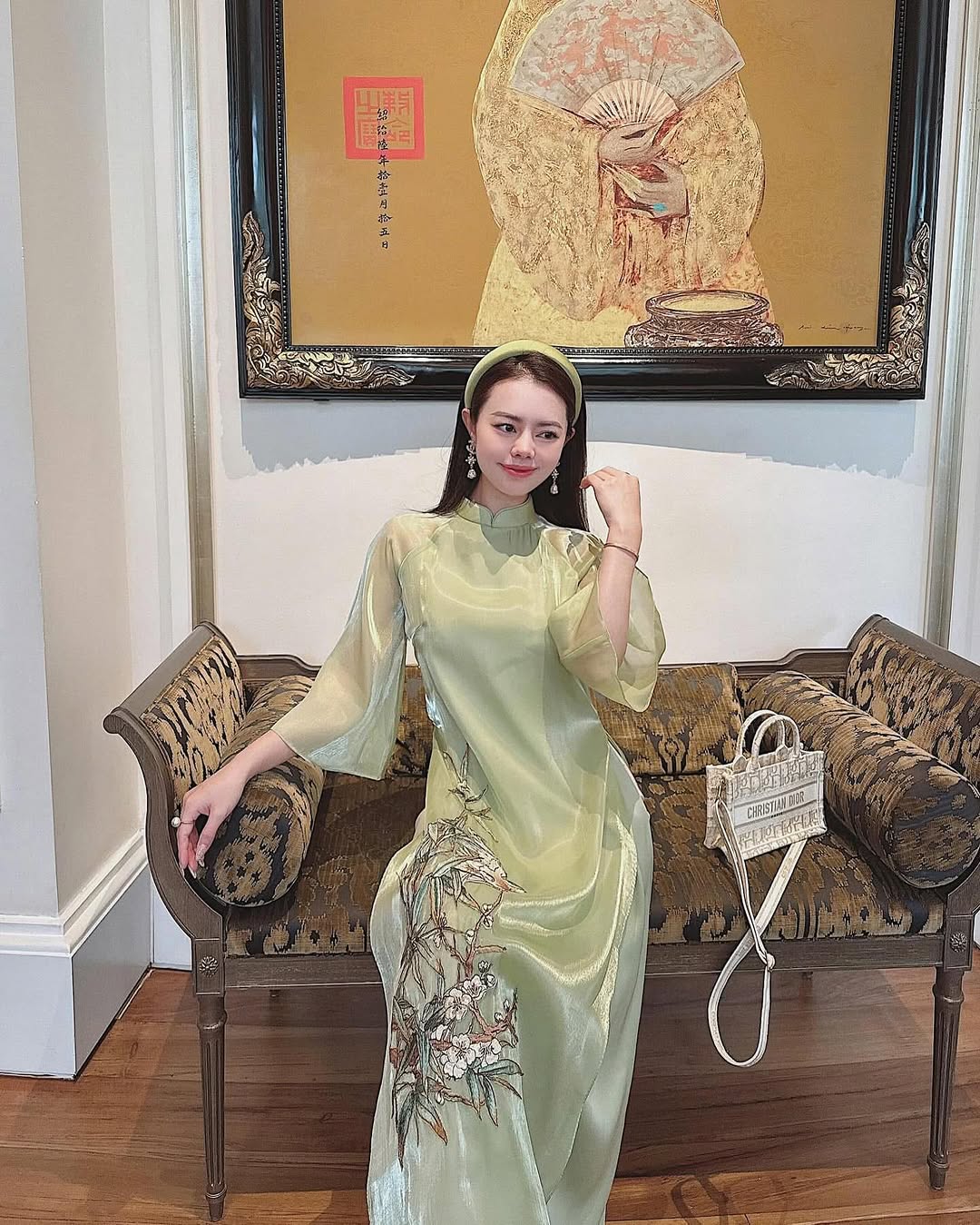 চন্দ্র নববর্ষের মরসুমের জন্য সবুজ আও দাই স্টাইল 'অন এয়ার' - ছবি ১০। Những kiểu áo dài gam màu xanh lá 'lên sóng' cho mùa Tết Ất Tỵ- Ảnh 10.