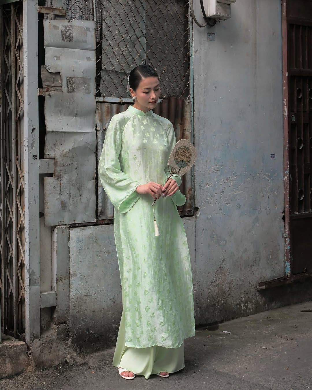 চন্দ্র নববর্ষের মরশুমের জন্য সবুজ আও দাই স্টাইল 'অন এয়ার' - ছবি ৫। Những kiểu áo dài gam màu xanh lá 'lên sóng' cho mùa Tết Ất Tỵ- Ảnh 5.