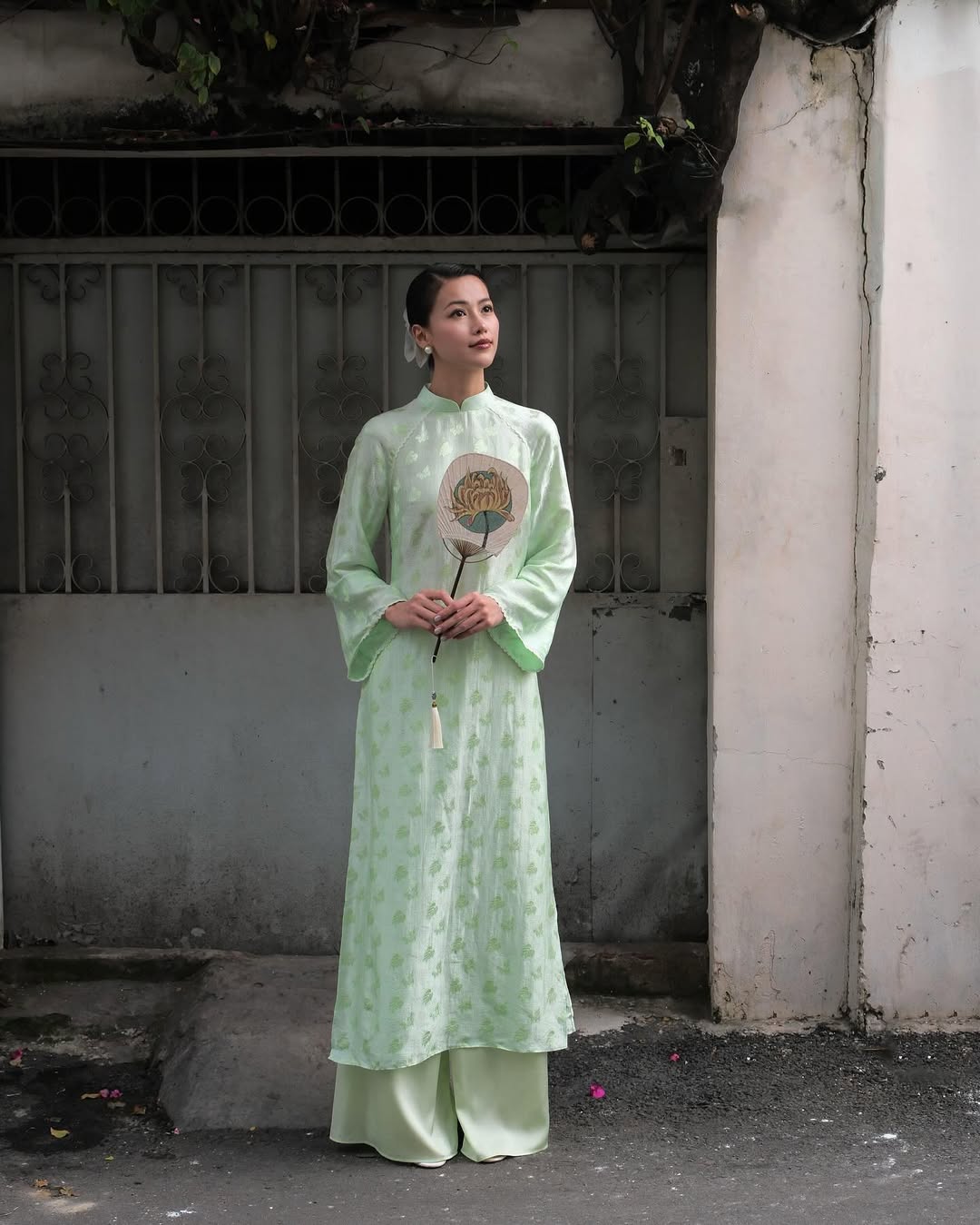 চন্দ্র নববর্ষের মরসুমের জন্য সবুজ আও দাই স্টাইল 'অন এয়ার' - ছবি ৬। Những kiểu áo dài gam màu xanh lá 'lên sóng' cho mùa Tết Ất Tỵ- Ảnh 6.